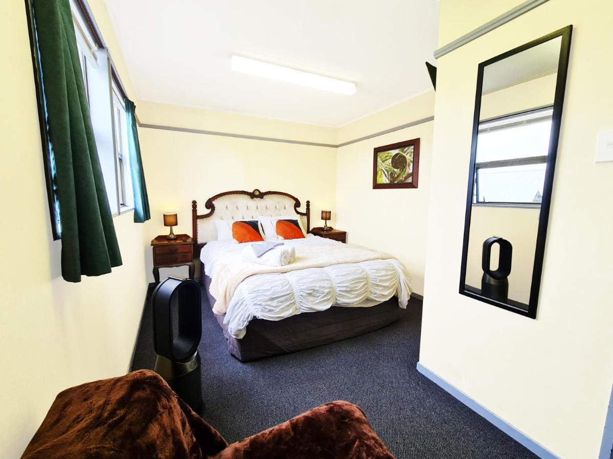 Rarakau Lodge Tuatapere Extérieur photo