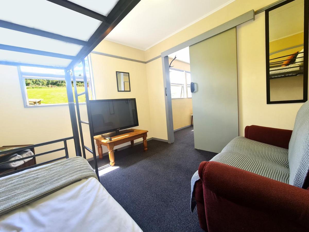 Rarakau Lodge Tuatapere Extérieur photo